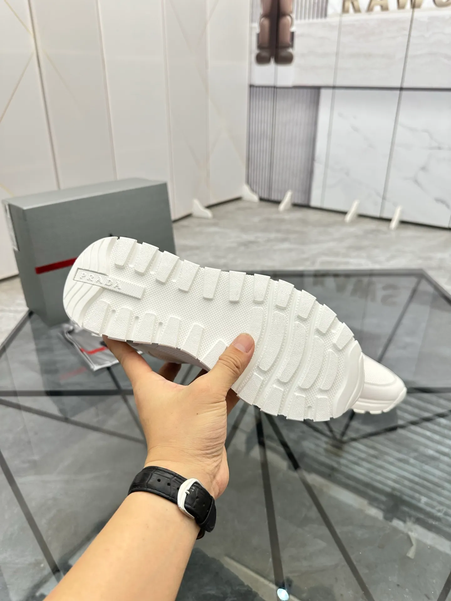 Men's shoes: 💰P580¥ High-end top quality Product trademark: Prada *"Prada*" low-top casual shoes Regular size: 38-45 (can be customized to 46) Product materials: imported first-layer cowhide for the upper, cowhide lining, cowhide feet, original outsole. Number: 832
